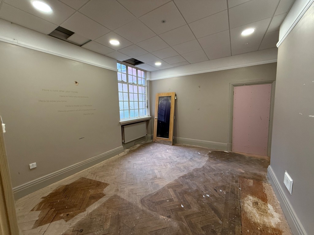 Lot: 14 - VACANT TOWN CENTRE COMMERCIAL PREMISES AND YARD WITH POTENTIAL - Further office space with window to rear